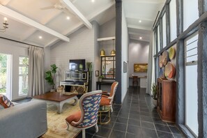 Family Room | Living area | Flat-screen TV - La Roca Guest House (Mbombela)