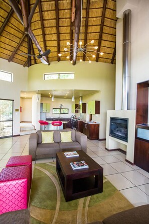 Executive Suite, Kitchen, Mountain View | Private kitchen | Fridge, electric kettle - La Roca Guest House (Mbombela)