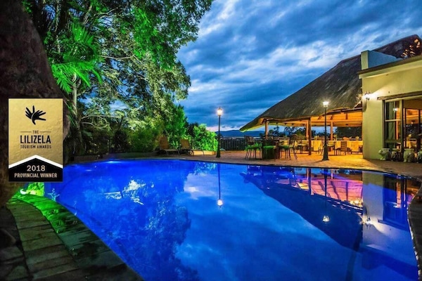 Una piscina al aire libre, sillones reclinables de piscina