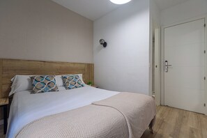 Double Room | Desk, laptop workspace, free WiFi, bed sheets - IRAIPE GORBEA HOTEL (Vitoria-Gasteiz)