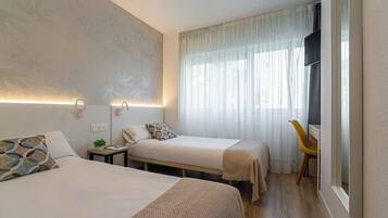 Escritorio, espacio para trabajar con laptop y wifi gratis