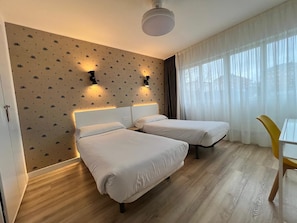 Habitación doble | Escritorio, espacio para trabajar con laptop y wifi gratis