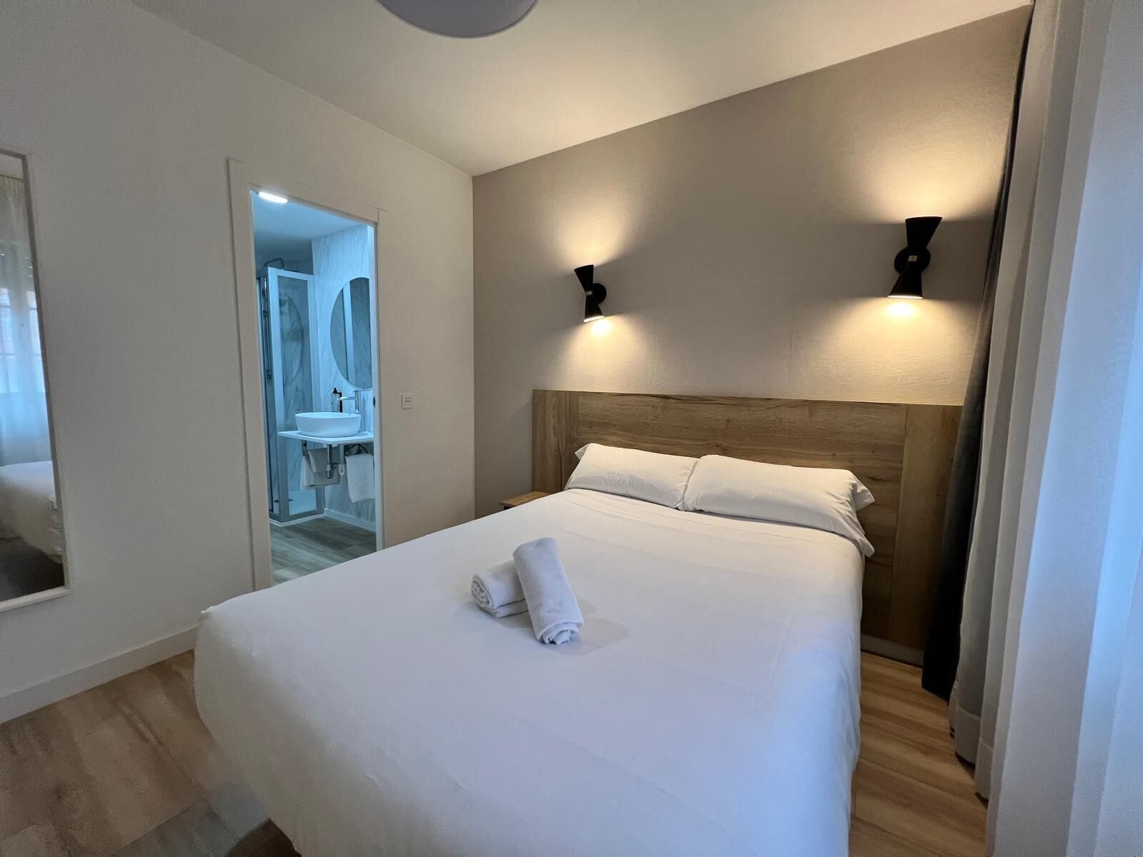 Escritorio, espacio para trabajar con laptop y wifi gratis 