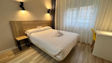 Habitación doble | Escritorio, espacio para trabajar con laptop y wifi gratis
