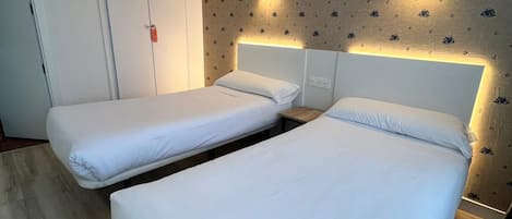 Kahden hengen huone | Työpöytä, kannettavalle tietokoneelle sopiva työtila, ilmainen Wi-Fi