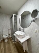 Habitación doble | Escritorio, espacio para trabajar con un portátil, wifi gratis