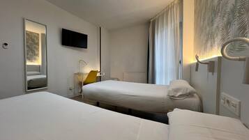 Escritorio, espacio para trabajar con laptop y wifi gratis