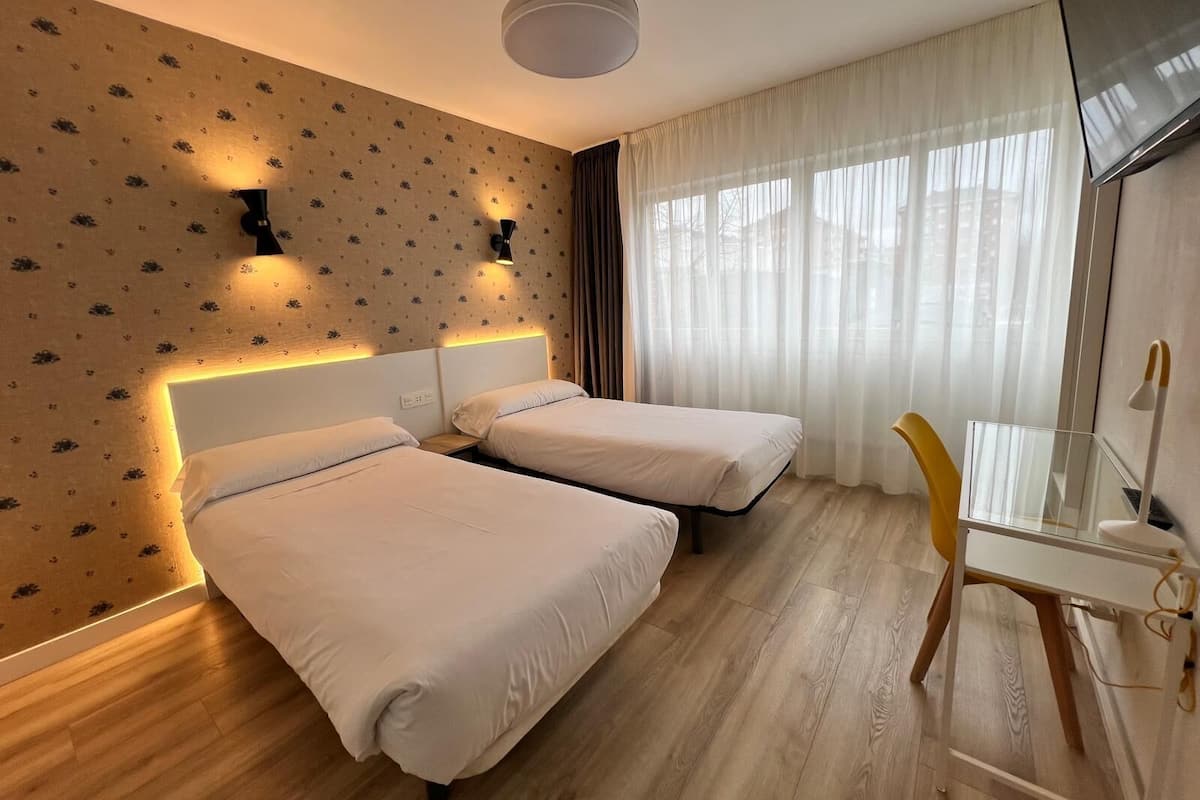 Double Room | Desk, laptop workspace, free WiFi, bed sheets