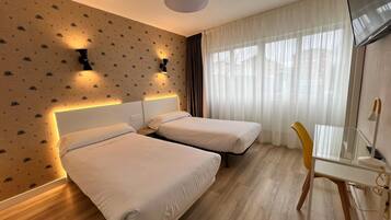 Escritorio, espacio para trabajar con laptop y wifi gratis