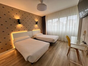 Desk, laptop workspace, free WiFi, bed sheets - IRAIPE GORBEA HOTEL (Vitoria-Gasteiz)
