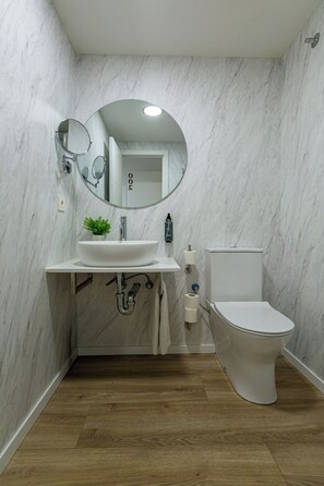 Double Room | Bathroom | Free toiletries, hair dryer, towels