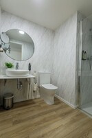Habitación doble | Baño | Artículos de higiene personal gratuitos, secador de pelo y toallas