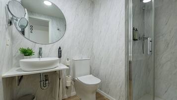 Double Room | Bathroom | Free toiletries, hair dryer, towels