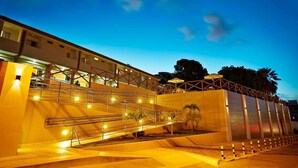 Un hôtel à plusieurs niveaux, doté d’escaliers extérieurs et d’un espace piscine.