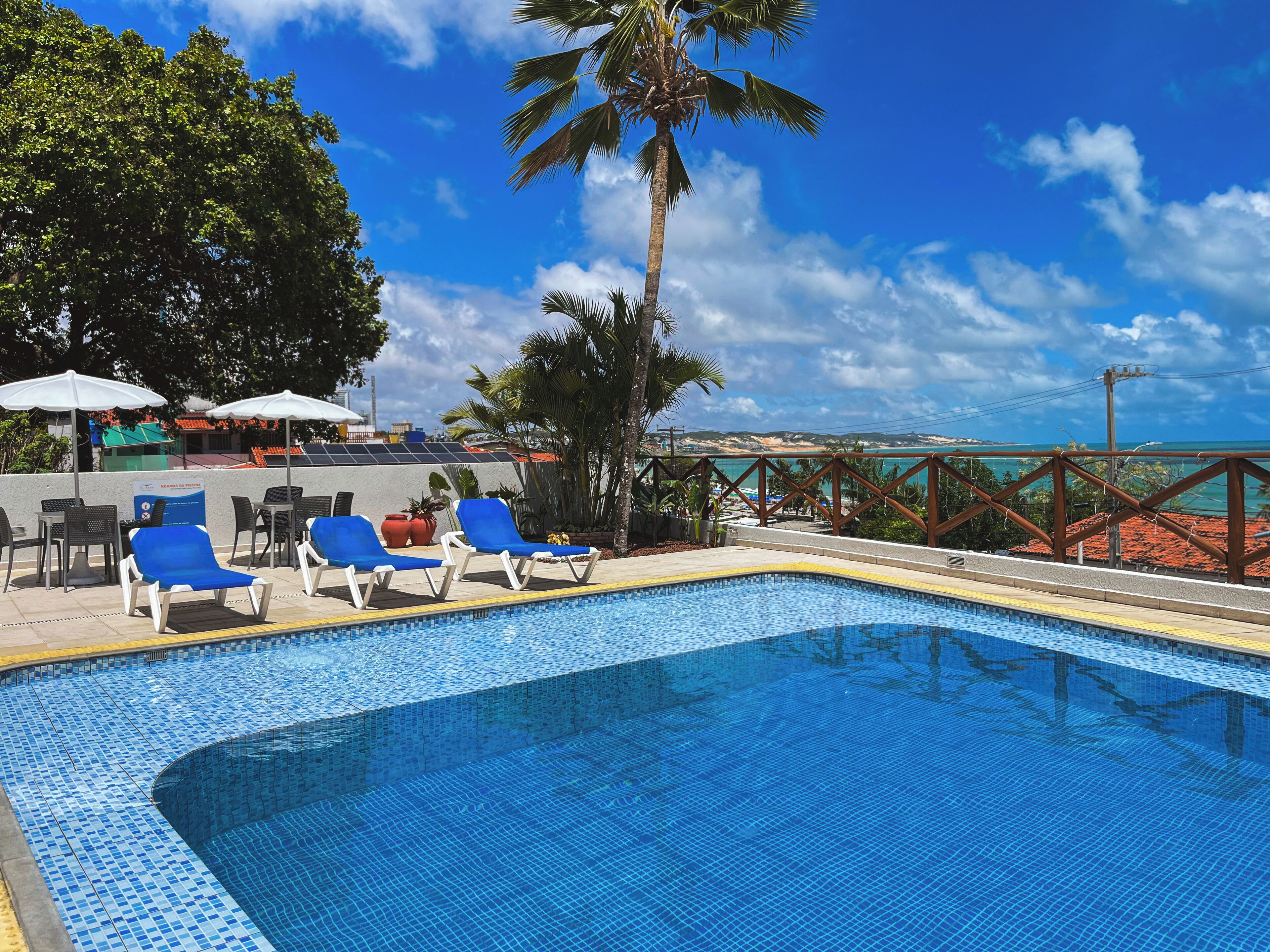 2 개의 야외 수영장, 수영장 파라솔, 일광욕 의자