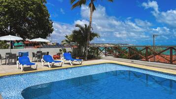 2 piscinas al aire libre, sombrillas, sillones reclinables de piscina