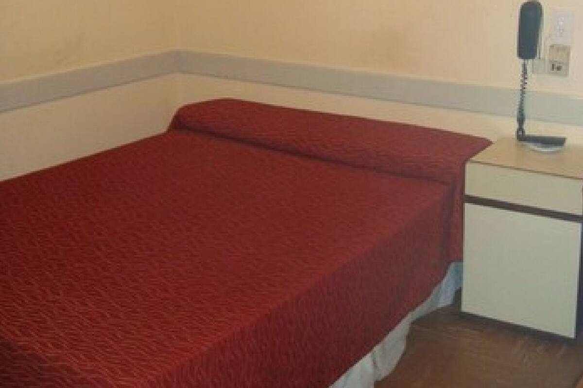 Tabla de planchar con plancha, wifi gratis y ropa de cama