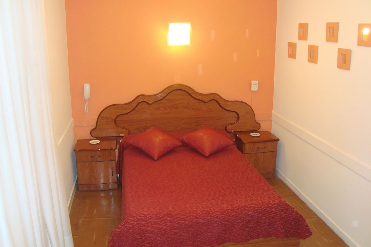 Tabla de planchar con plancha, wifi gratis y ropa de cama