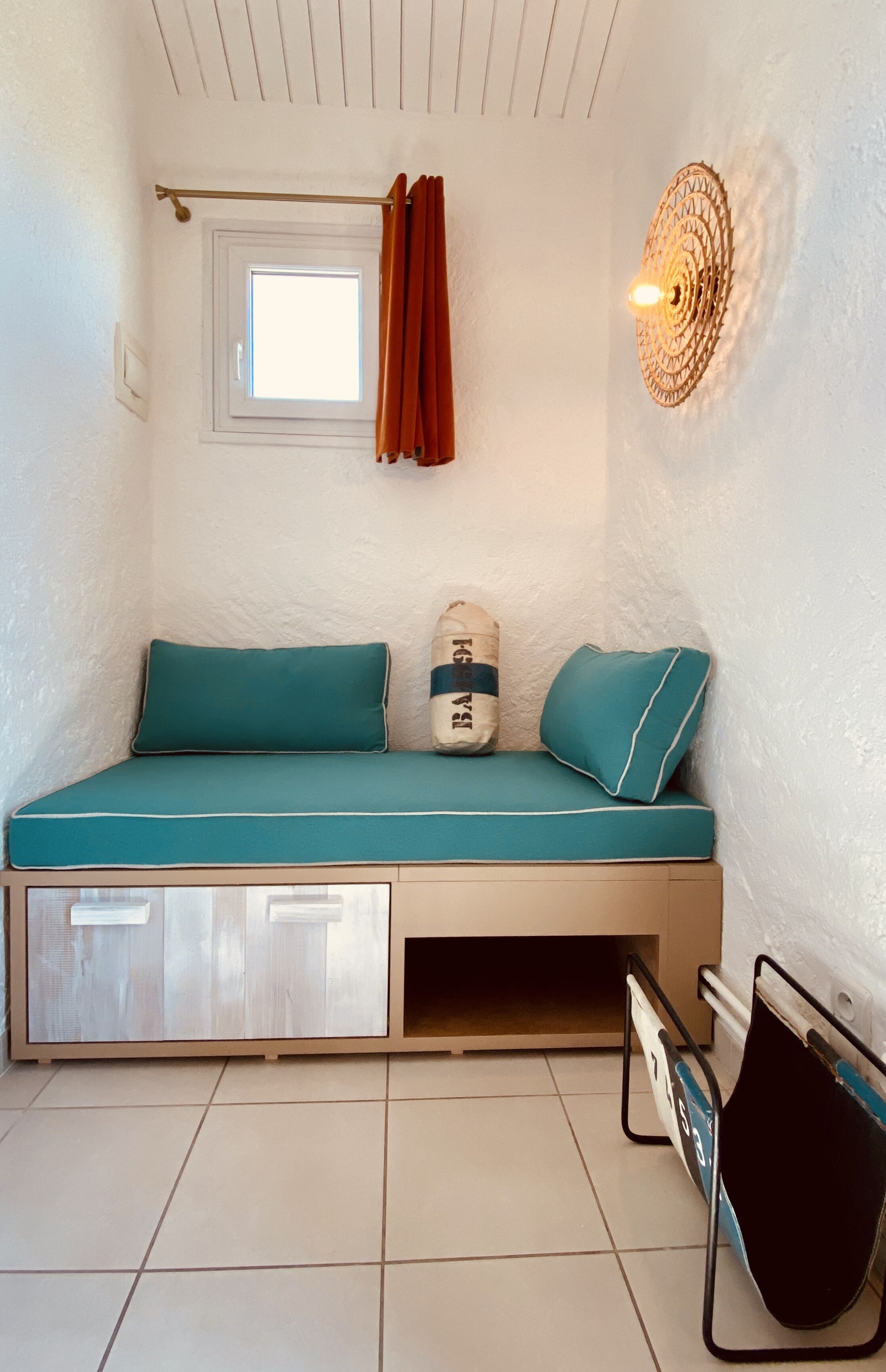 deluxe double room | living area | 20-inch flat-screen tv with satellite channels, tv