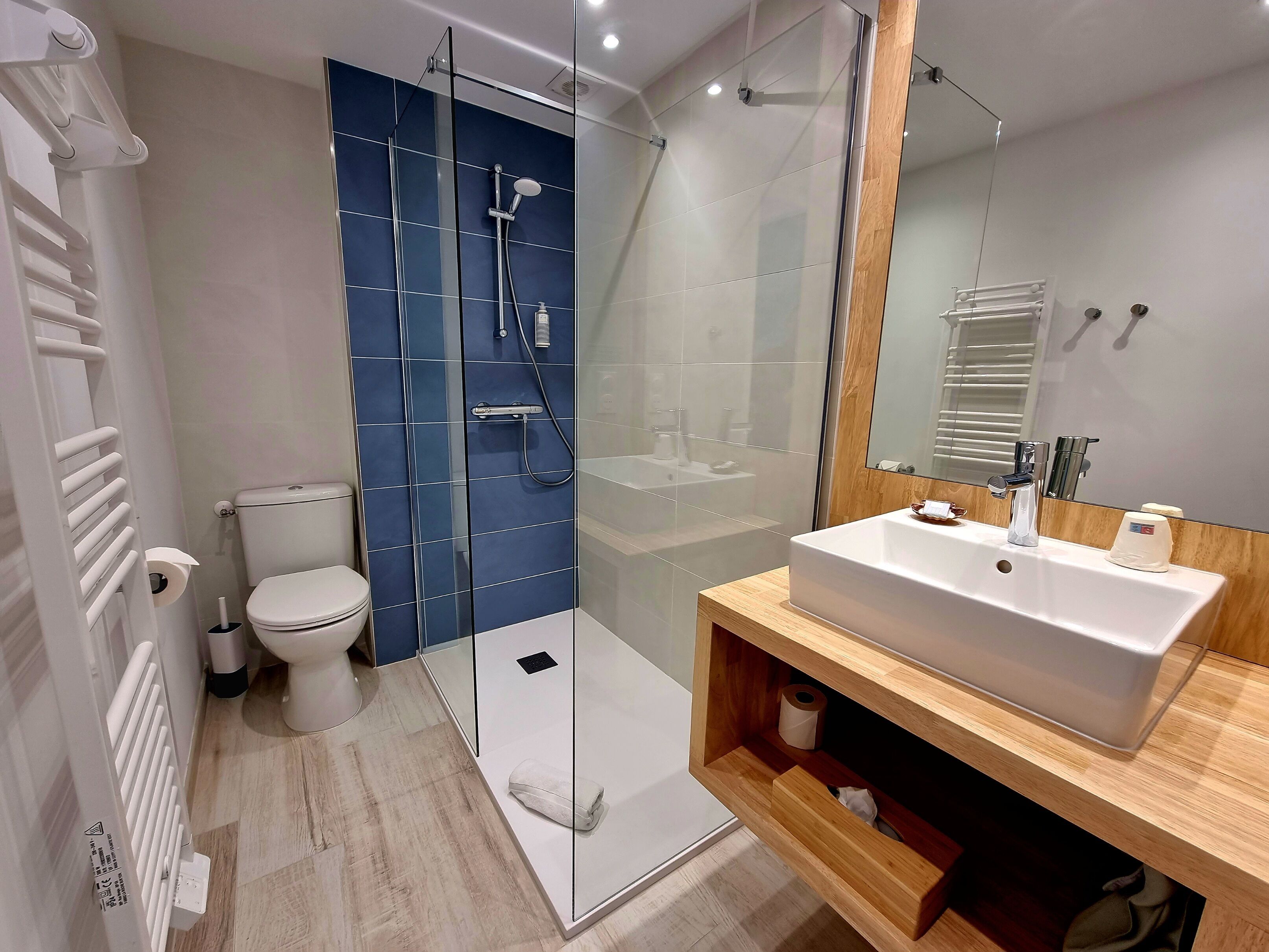 standard double room | bathroom | free toiletries, hair dryer, towels, soap