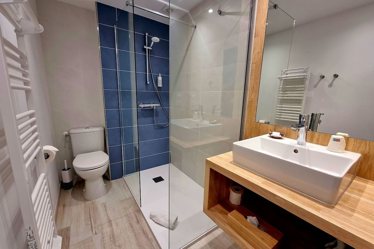 standard double room | bathroom | free toiletries, hair dryer, towels, soap