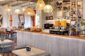 Petit déjeuner buffet servi tous les jours en supplément