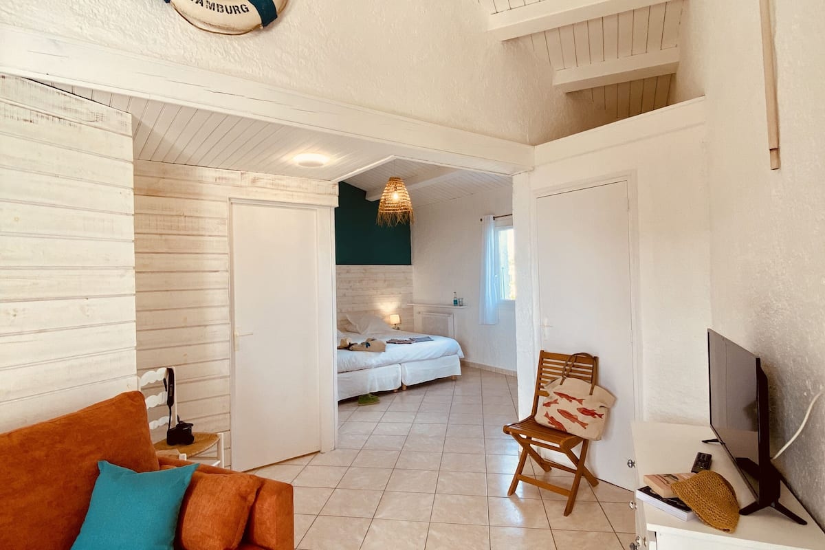 superior suite, ocean view | 1 bedroom, premium bedding, minibar, in-room safe