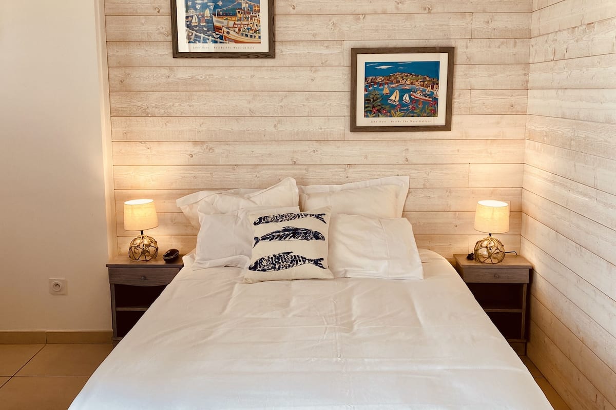 Traditional Room, Accessible | 1 bedroom, premium bedding, minibar, in-room safe