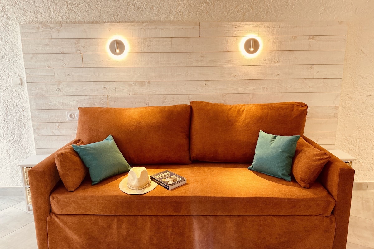 superior suite, kitchenette, garden view | living area | 20-inch flat-screen tv with satellite channels, tv