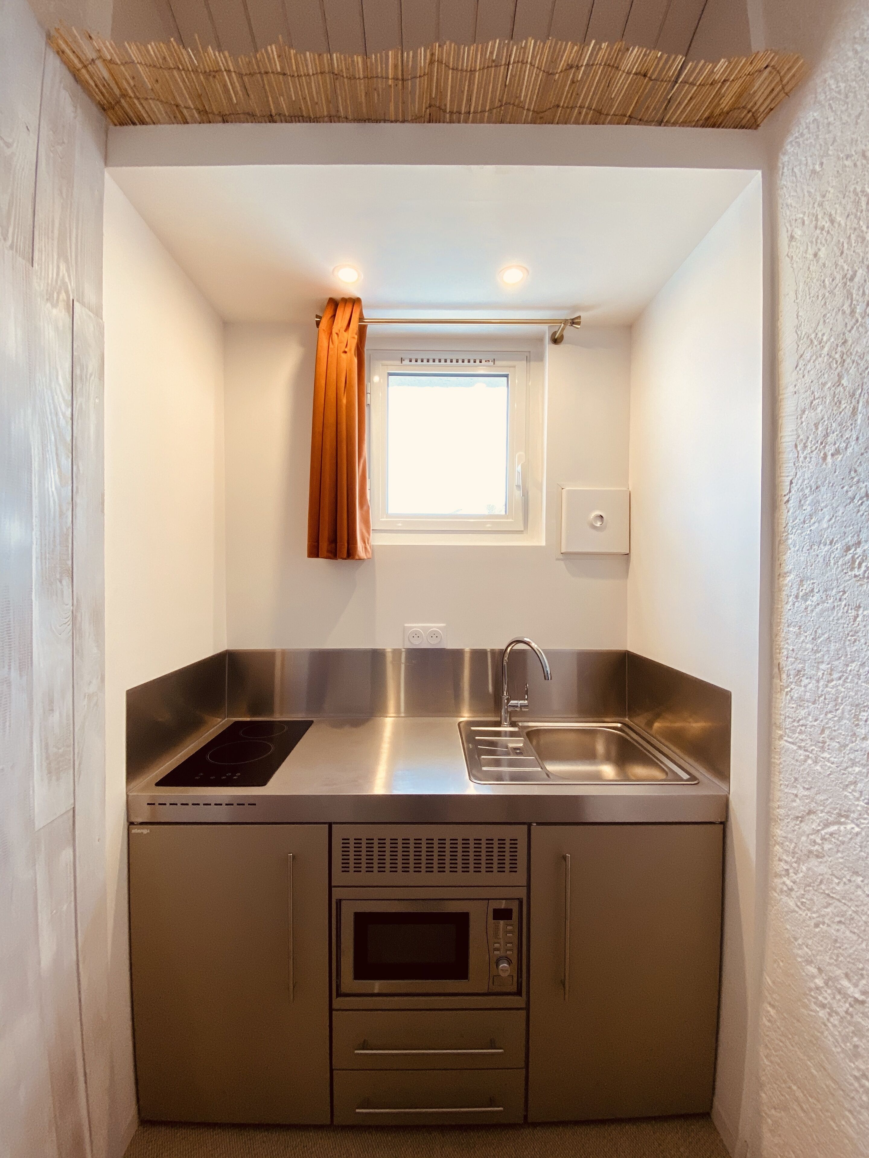 superior suite, kitchenette, garden view | private kitchen | coffee/tea maker, electric kettle