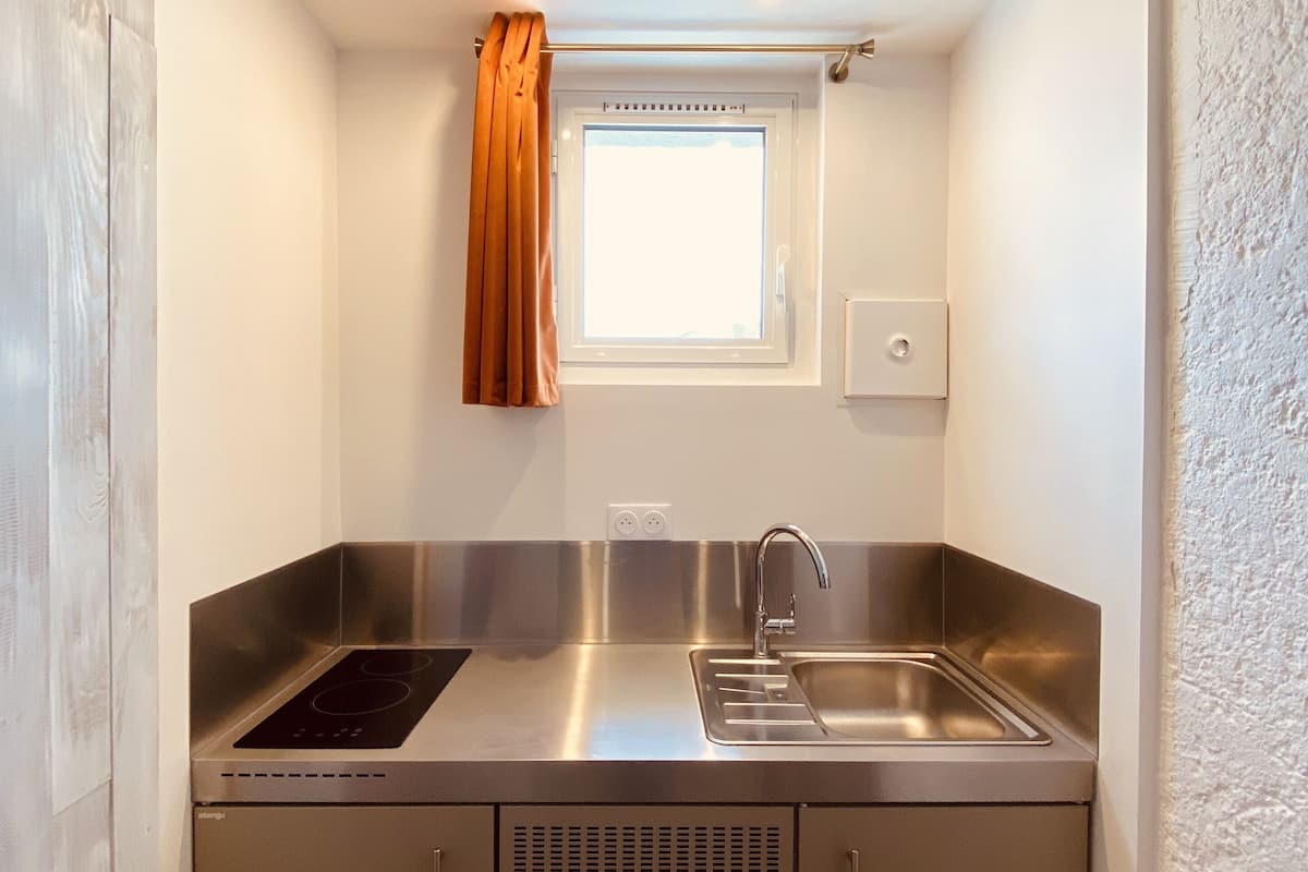 superior suite, kitchenette, garden view | private kitchen | coffee/tea maker, electric kettle