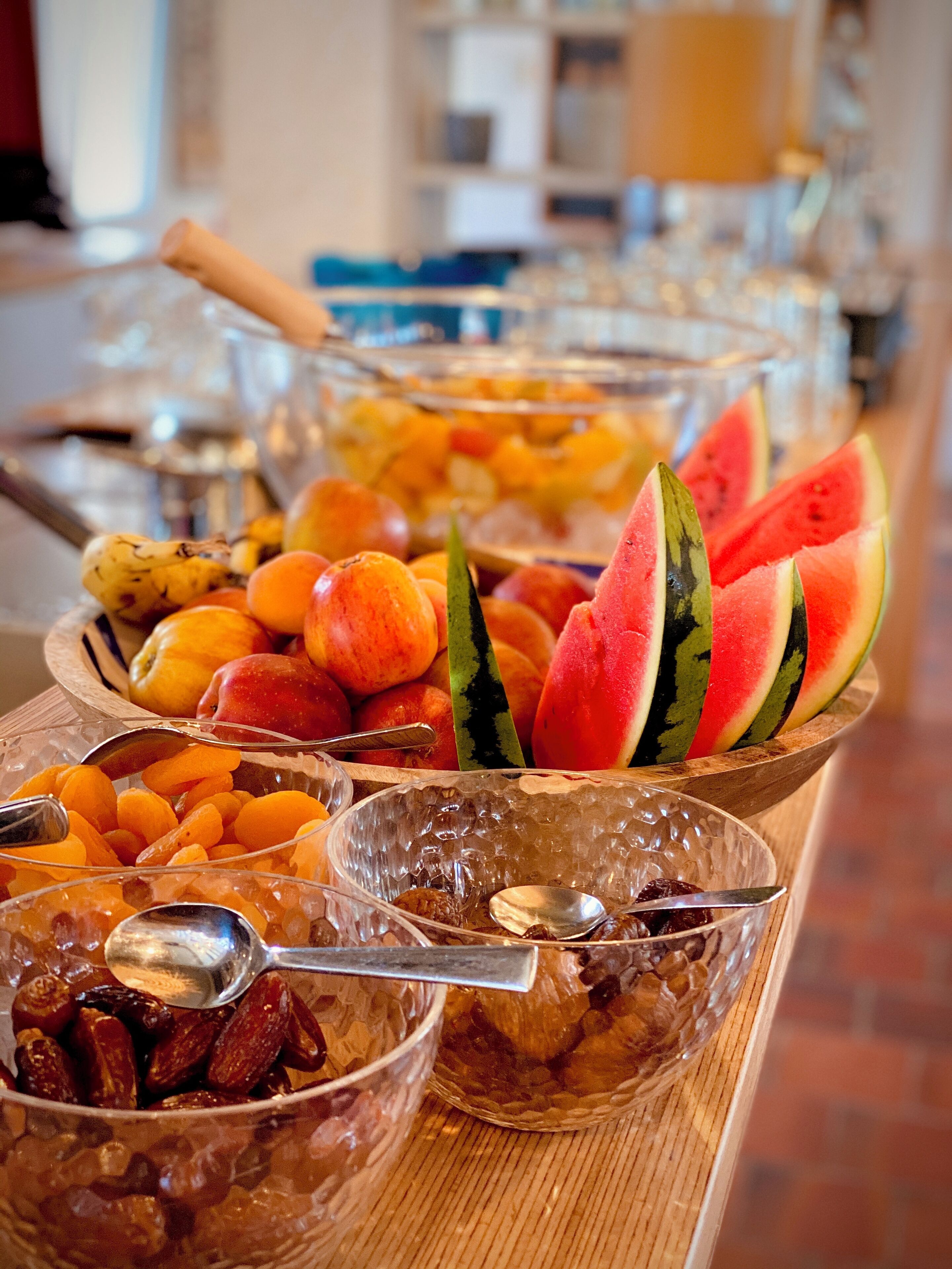 Un buffet proposant une variété de fruits et de noix.