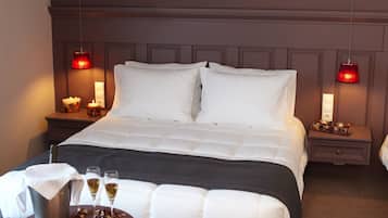 Minibar, caja de seguridad en la habitación y escritorio