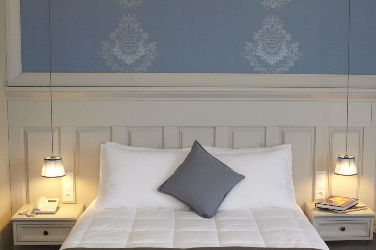 single room | minibar, in-room safe, desk, iron/ironing board