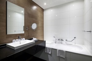 Separate bathtub and shower, jetted bath, rainfall showerhead - Van der Valk Hotel Harderwijk op de Veluwe (Harderwijk)