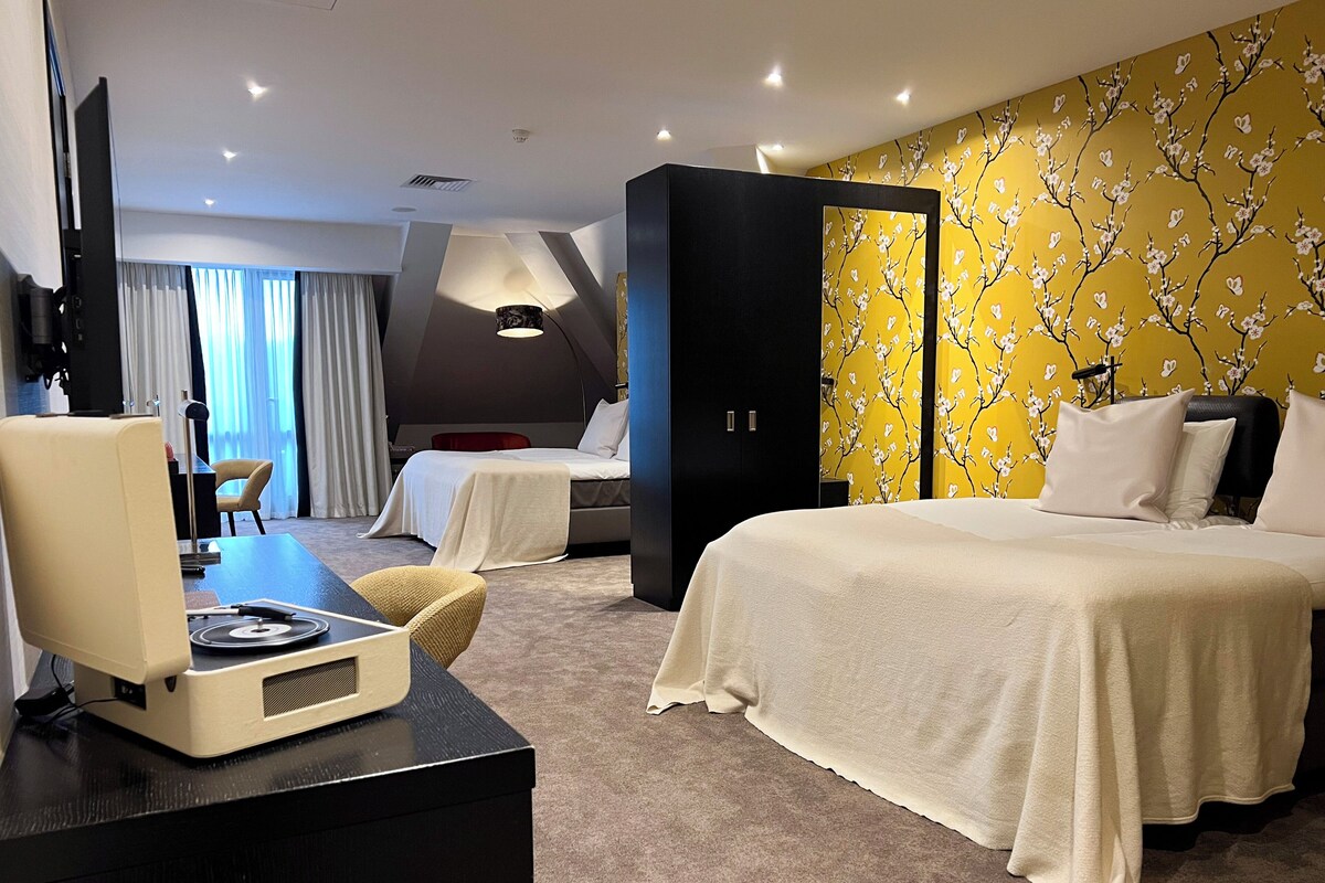 ห้องดีลักซ์สำหรับสี่ท่าน, ระเบียง | เครื่องนอนระดับพรีเมียม, ตู้นิรภัยในห้องพัก, พื้นที่ทำงานแบบใช้แล็ปท็อป