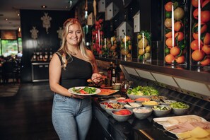 Serveert ontbijt, lunch, diner, Franse gerechten 