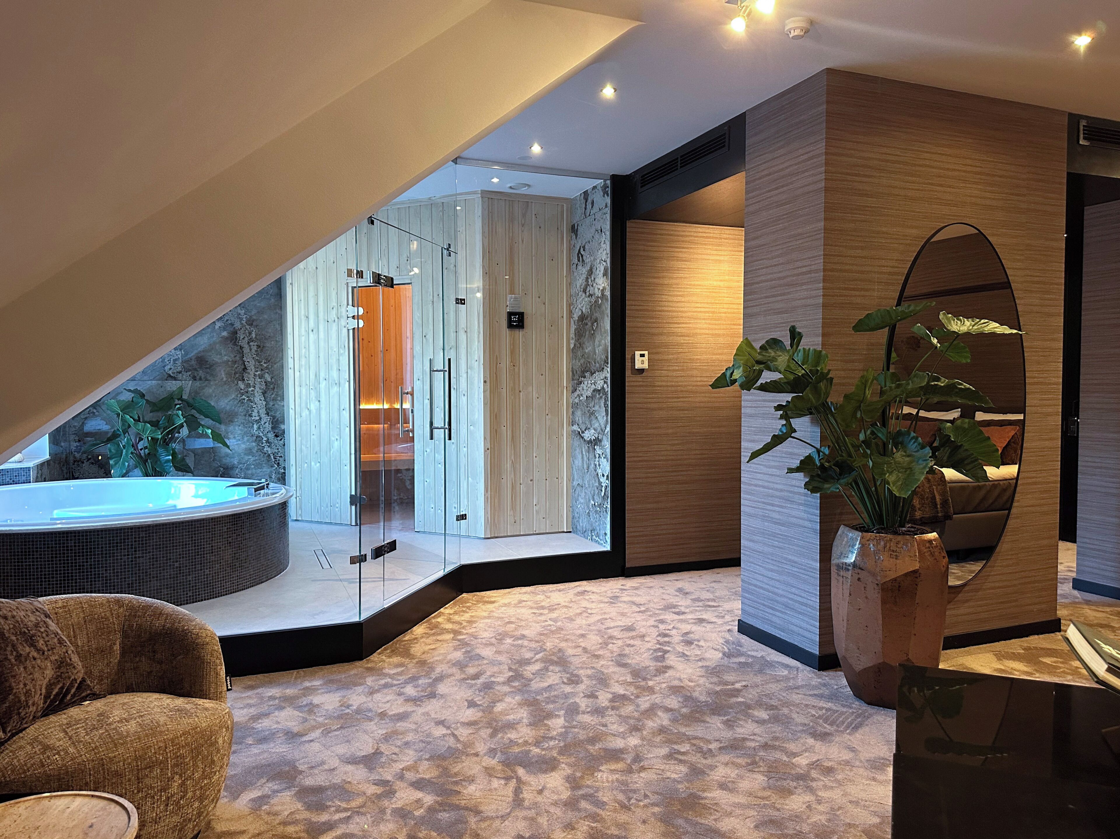 Luxe suite | Een kluis op de kamer, een bureau, verduisterende gordijnen