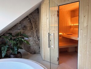 Luxury Suite | Bathroom | Separate tub and shower, jetted tub, rainfall showerhead - Van der Valk Hotel Harderwijk op de Veluwe (Harderwijk)