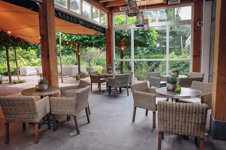 Terrace/patio. Van der Valk Hotel Harderwijk op de Veluwe