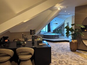 Wellness Suite (Sauna & Jacuzzi) | Hypo-allergenic bedding, in-room safe, desk, laptop workspace - Van der Valk Hotel Harderwijk op de Veluwe (Harderwijk)