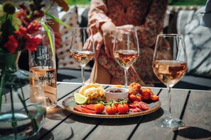 Breakfast, lunch, dinner served; French cuisine 