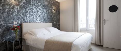 خزنة داخل الغرفة ومكواة/لوح كي وأسرّة أطفال/رضّع