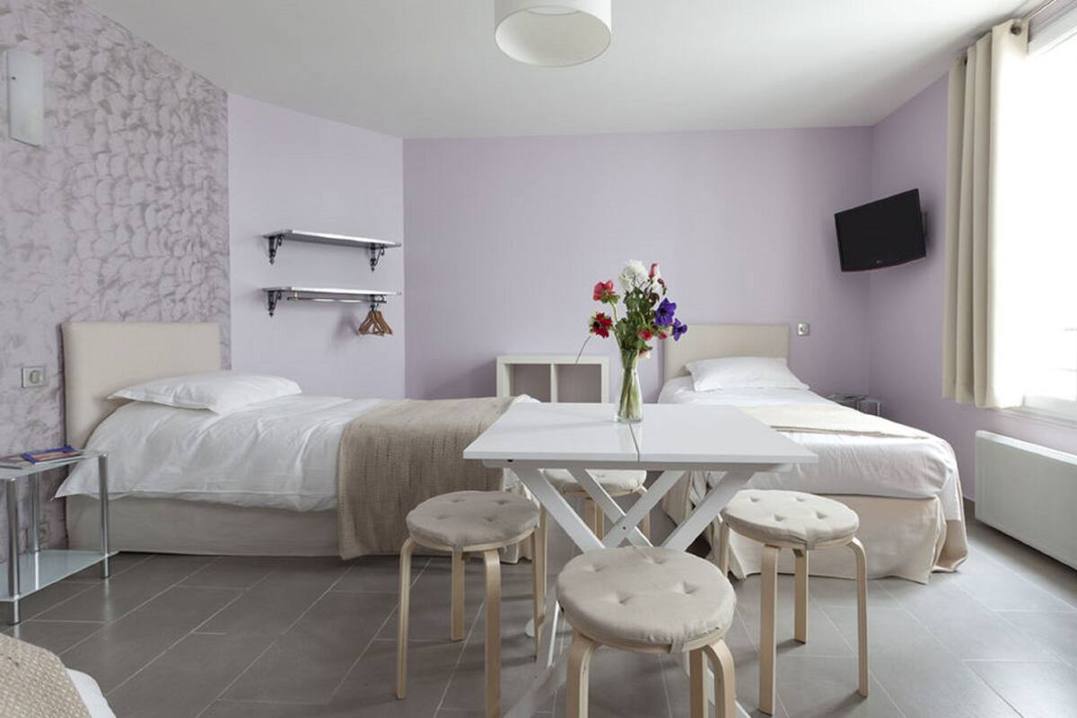 Quarto casal | Cofres nos quartos, ferros/tábuas de passar roupa, berços (sobretaxa)