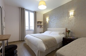 خزنة داخل الغرفة ومكواة/لوح كي وأسرّة أطفال/رضّع