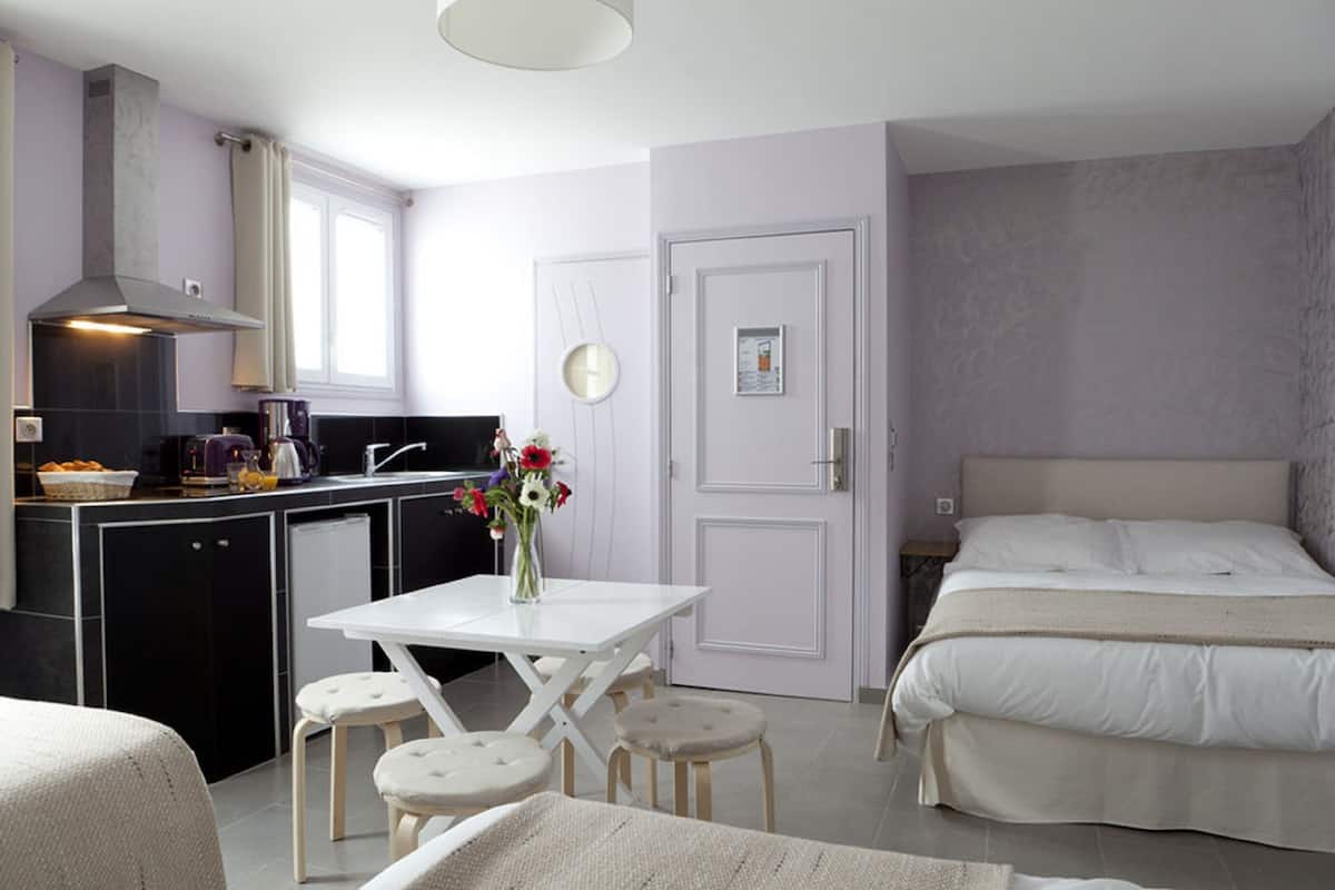 Studio, kitchenette | Een kluis op de kamer, een strijkplank/strijkijzer, babybedden