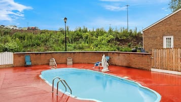 Kolam renang outdoor musiman, dengan payung kolam renang