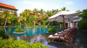 3 Außenpools, Liegestühle