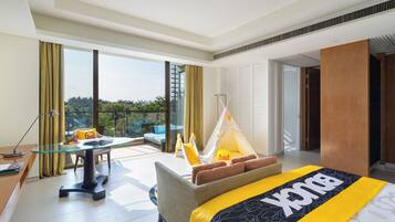 Family Room, 1 King Bed, Balcony, Garden View