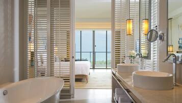 Baignoire et douche séparées, baignoire relaxante profonde